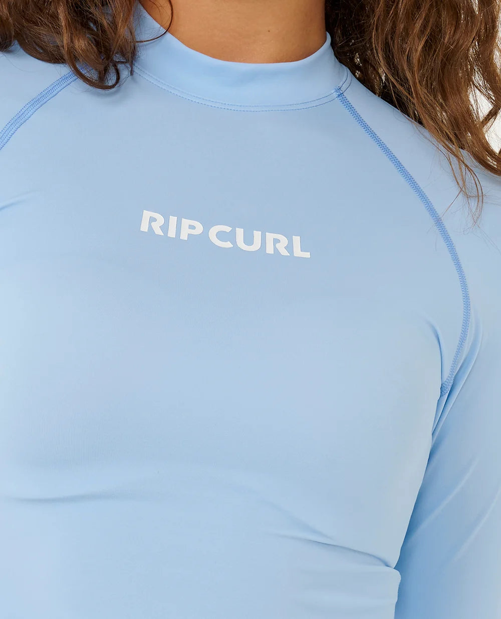חולצת ראשגארד תכלת עם הדפס RIP CURL במרכז החזה