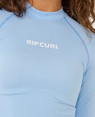 חולצת ראשגארד תכלת עם הדפס RIP CURL במרכז החזה
