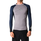 חולצת UV של RIP CURL עם שרוולים ארוכים, אפור עם שרוולי נייבי ולוגו קדמי